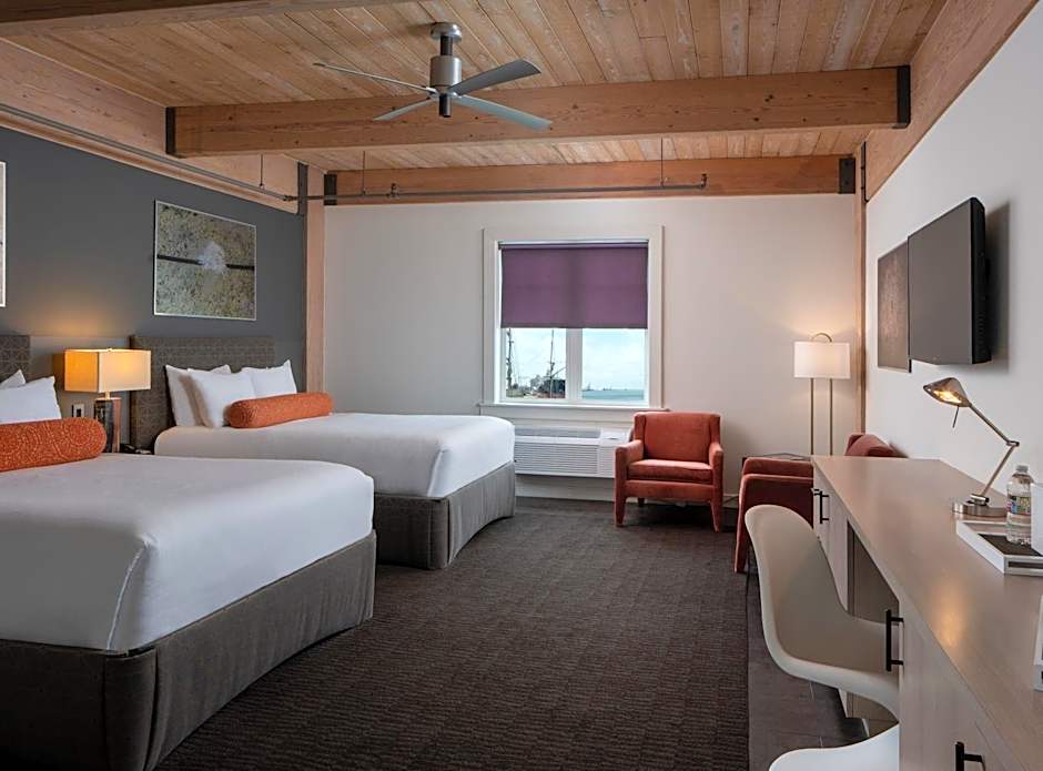 Harbor House Hotel and Marina at Pier 21