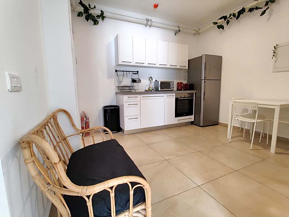 Begin19 Apartments & Hostel