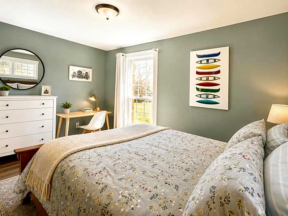 Downtown Picton Retreat - Near Sandbanks and Wineries