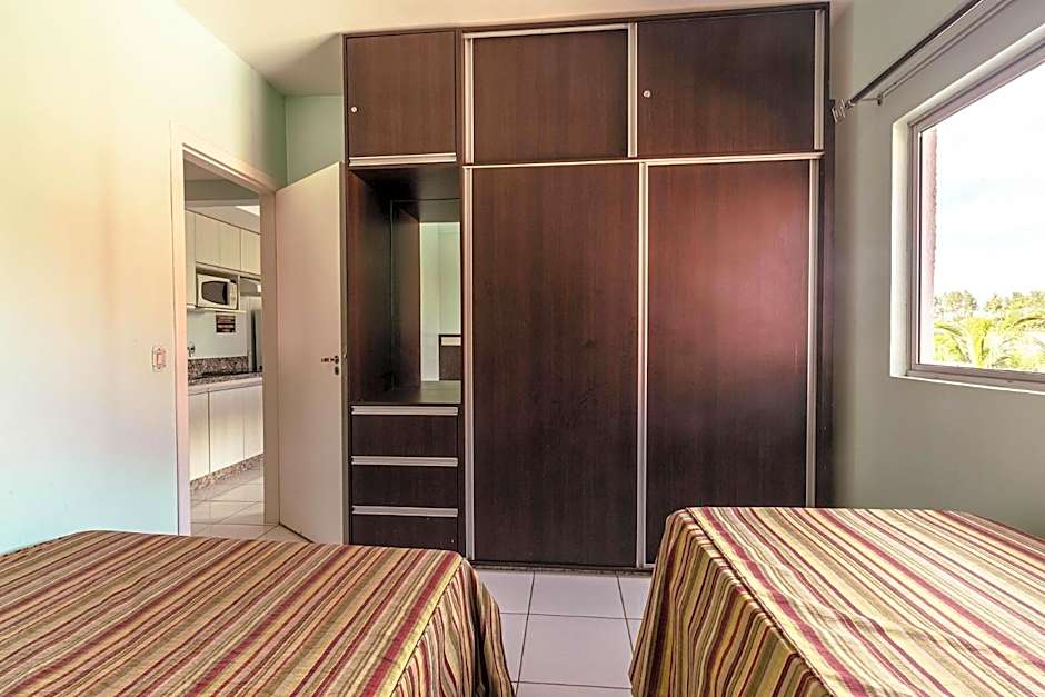 Frente ao Parque da Lagoa Quente Entrada NÃO INCLUSA Aptos Particulares com varanda