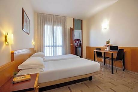 Studio, 2 Twin Beds, Kitchenette