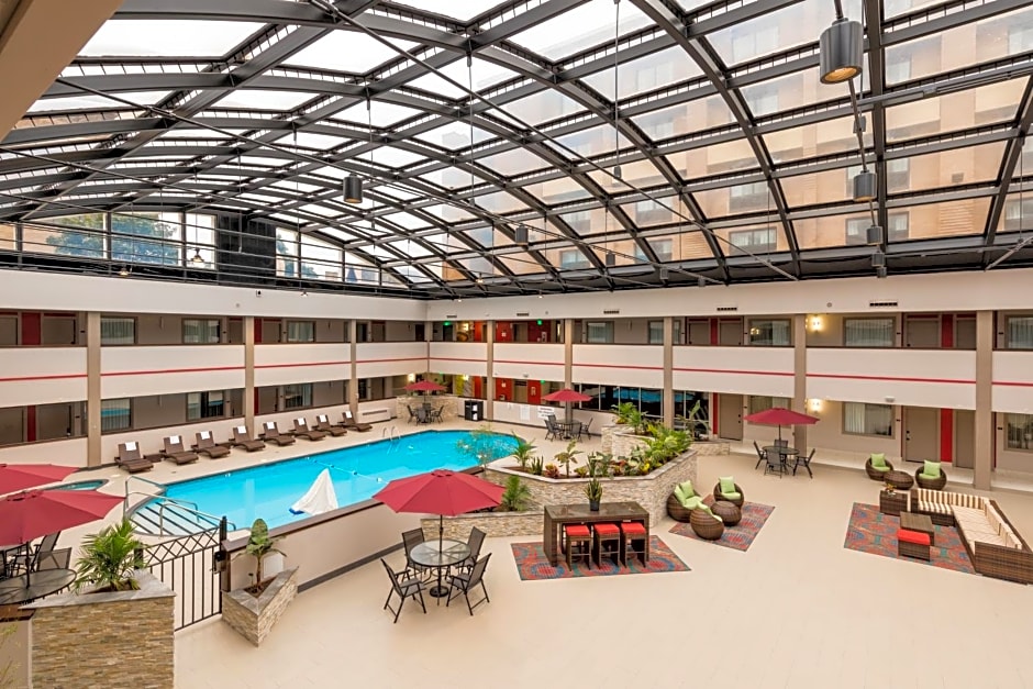 Brookfield- Milwaukee Hotel