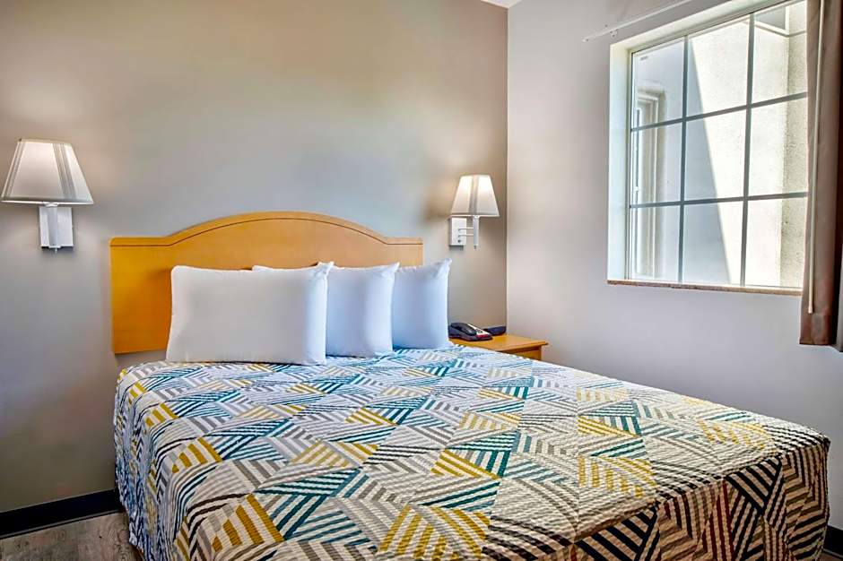 Studio 6 Bakersfield