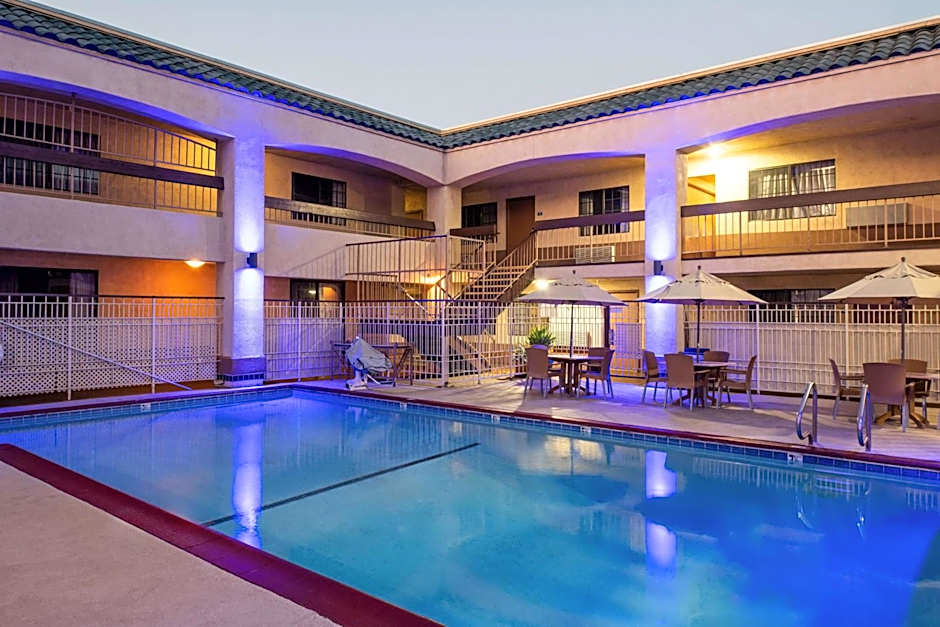 Days Inn & Suites by Wyndham Artesia