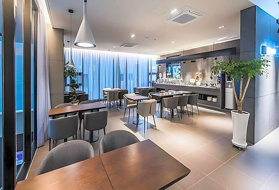 Rivertain Hotel