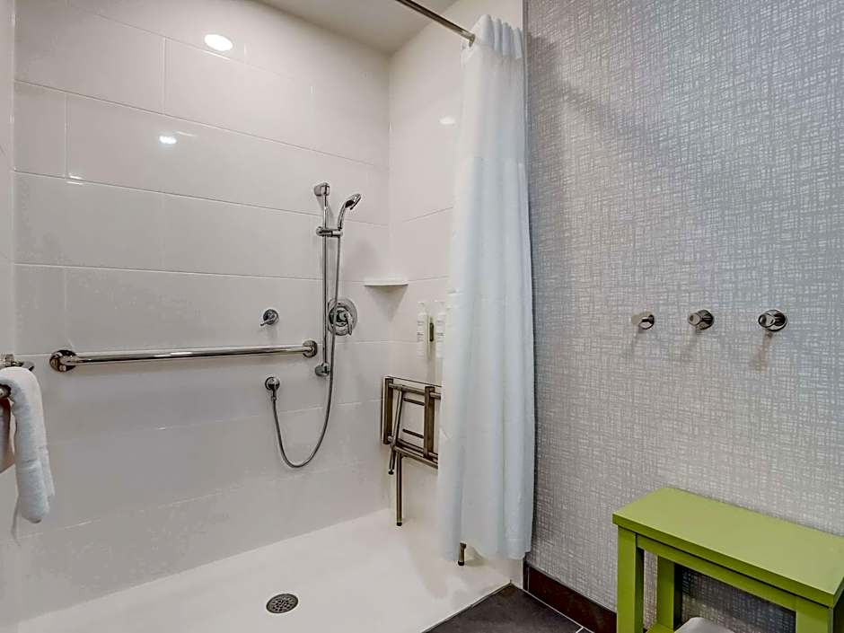 Hampton Inn & Suites Cincinnati Midtown Rookwood