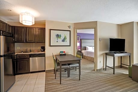 Queen Suite - Mobility and Hearing Access Tub/Non-Smoking