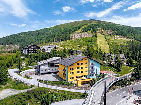 Basekamp Mountain Budget Hotel