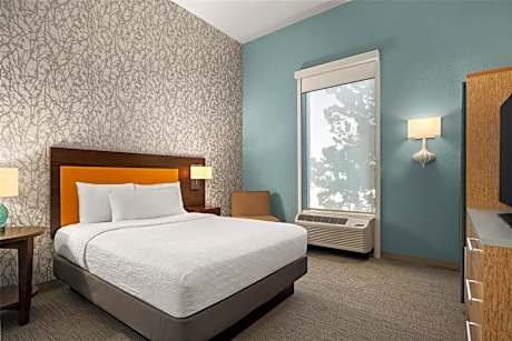 Queen Suite with Roll-In Shower - Mobility and Hearing Access/Non-Smoking