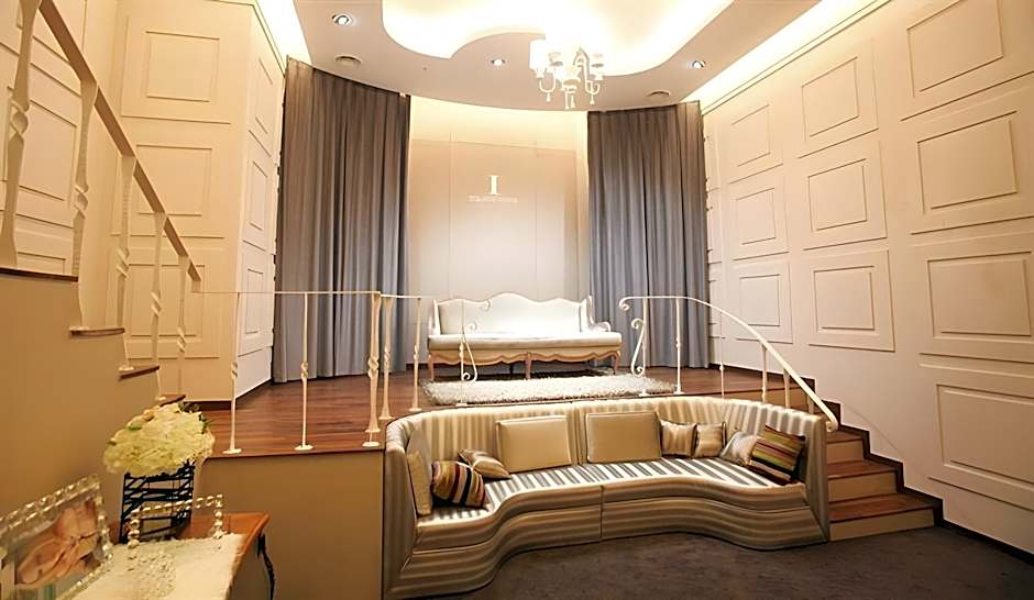 Isquare Hotel