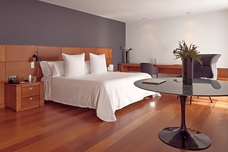 PREMIER SUITE (2 ADULTS)