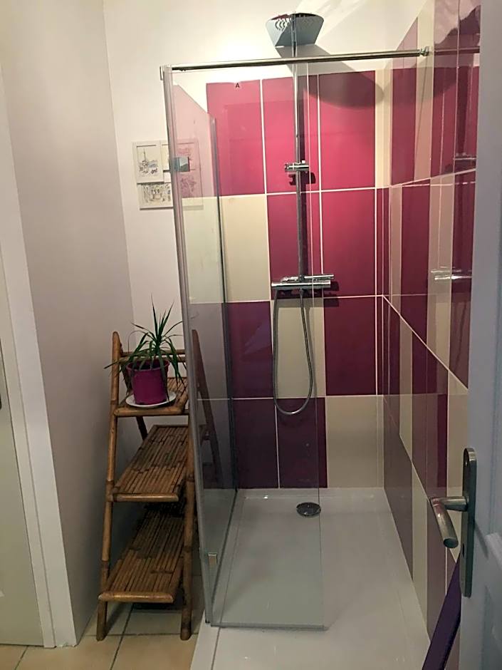 GITE 33 m2 - STUDIO avec kitchenette , espace salon, TV, 2 personnes PISCINE WIFI CLIM près Saint EMILION et du Périgord