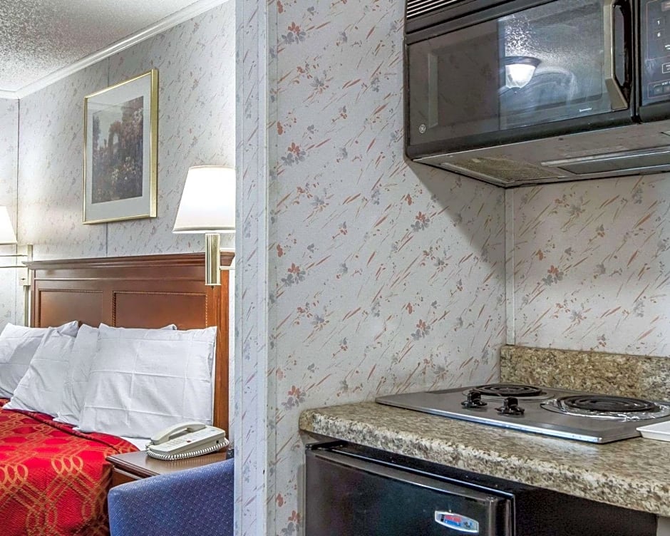 Rodeway Inn & Suites Brunswick near Hwy 1