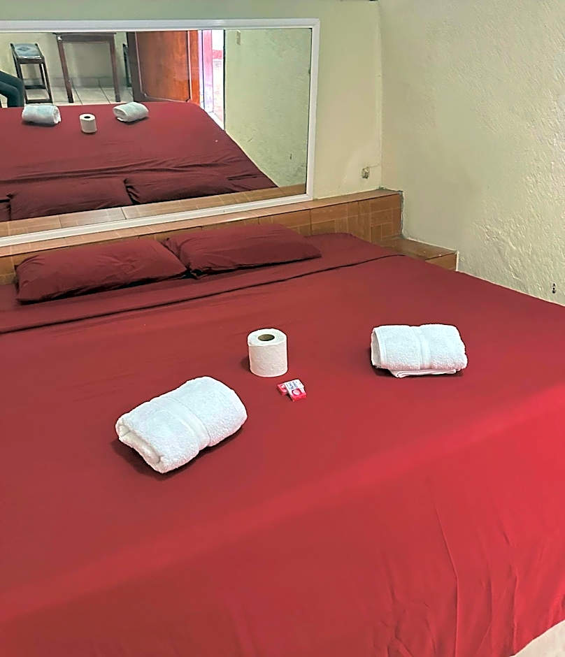Hotel y Auto Hotel, Tío Kike