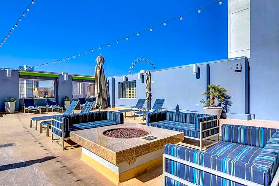 Ultimate Las Vegas Getaway One Bedroom Suite with Balcony, Kitchen, Gym, Pool & Free Parking