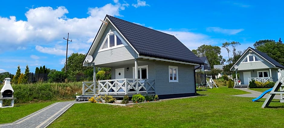 Szary domek nad jeziorem