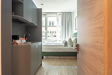 Large Studio with Kitchenette - Accessible