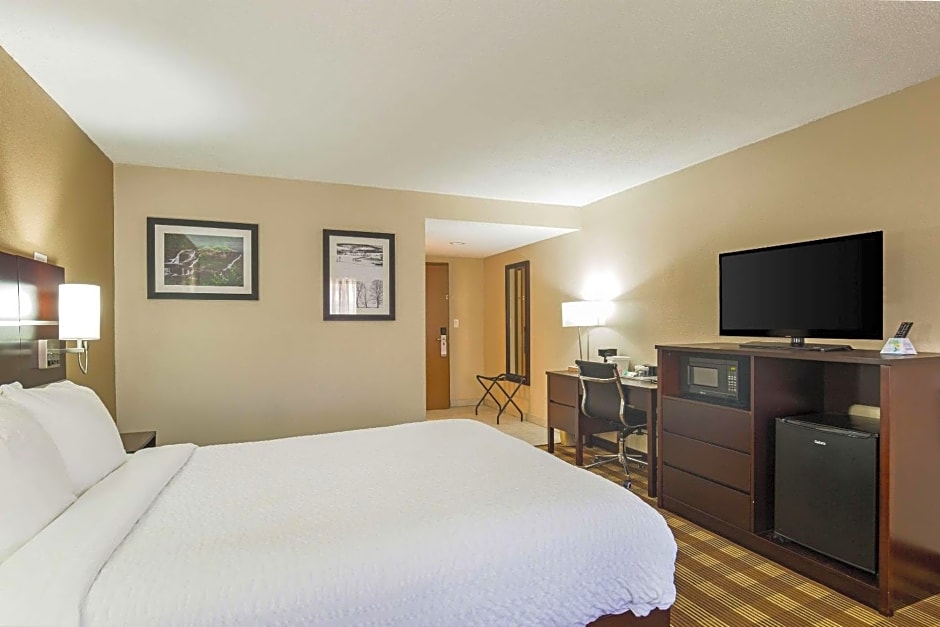 Clarion Inn & Suites Stroudsburg - Poconos