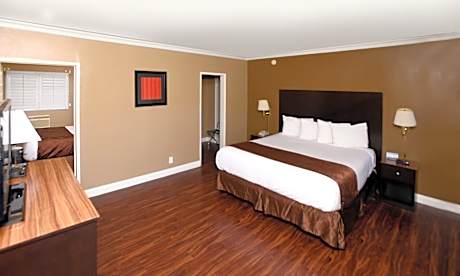1 King 1 Queen Bed Suite NS