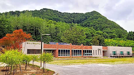 Taehwasan Maeul Chaehum Hakkyo Pension