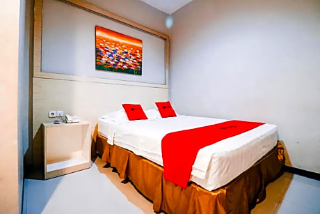 RedDoorz Plus near Sultan Hasanuddin Airport