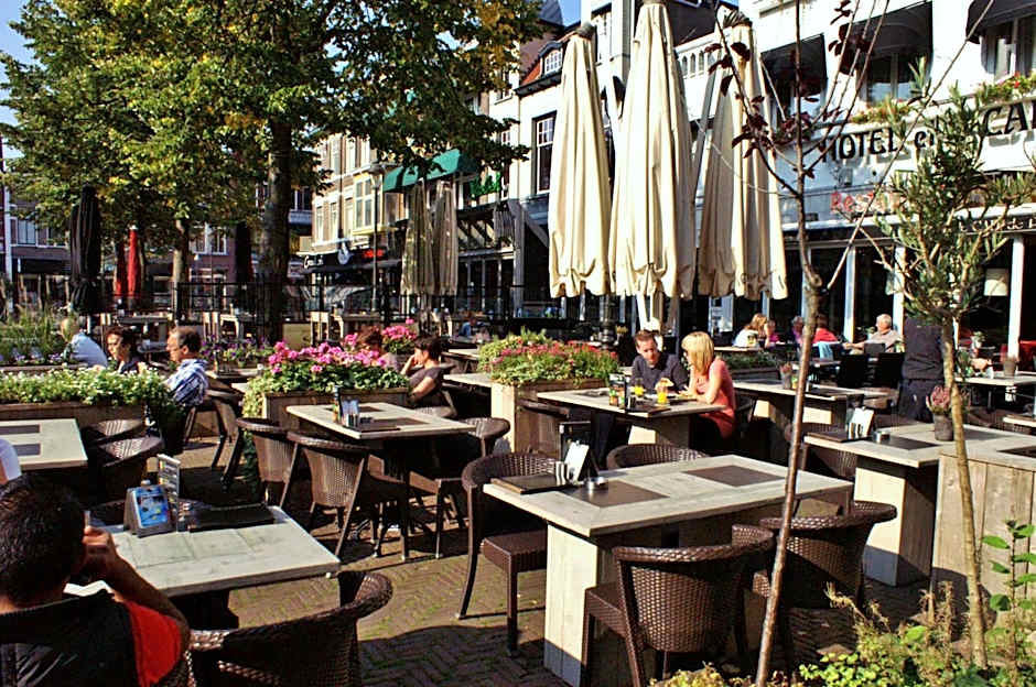 Hotel et le Cafe de Paris