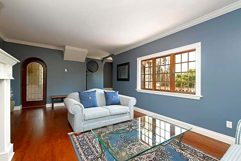 Character Stay across Swan Lake Nature Sanctuary