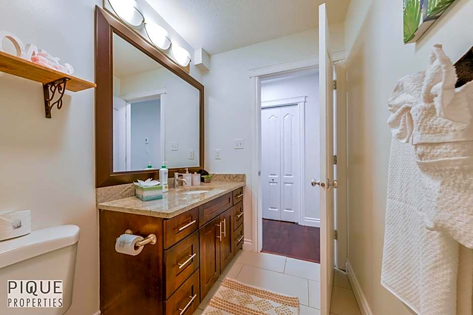 Tropical Oasis - King Beds - Free Netflix & Parking - Fast Wi-Fi