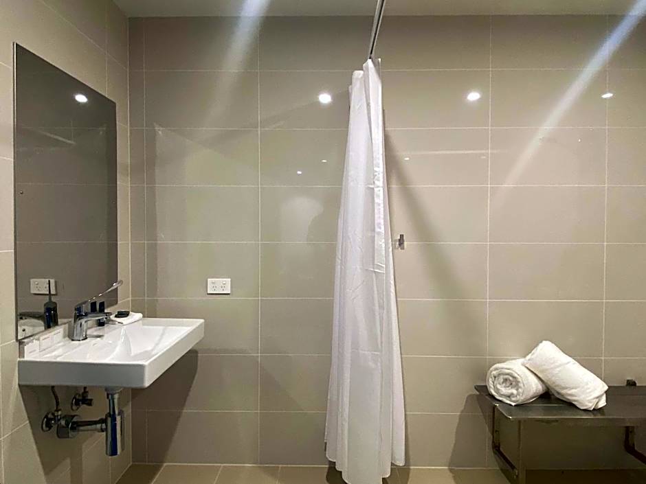 Brady Apartment Hotel Hardware Lane