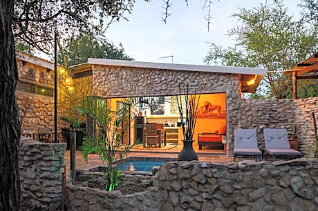 Foxy Crocodile Bush Lodge & Kruger Safaris