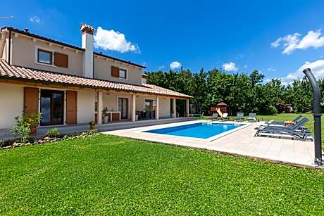 Villa Flora, a bright and beautiful villa surrounded by nature
