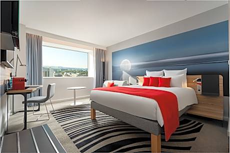 Executive Room with 1 queen-size bed and a sofa