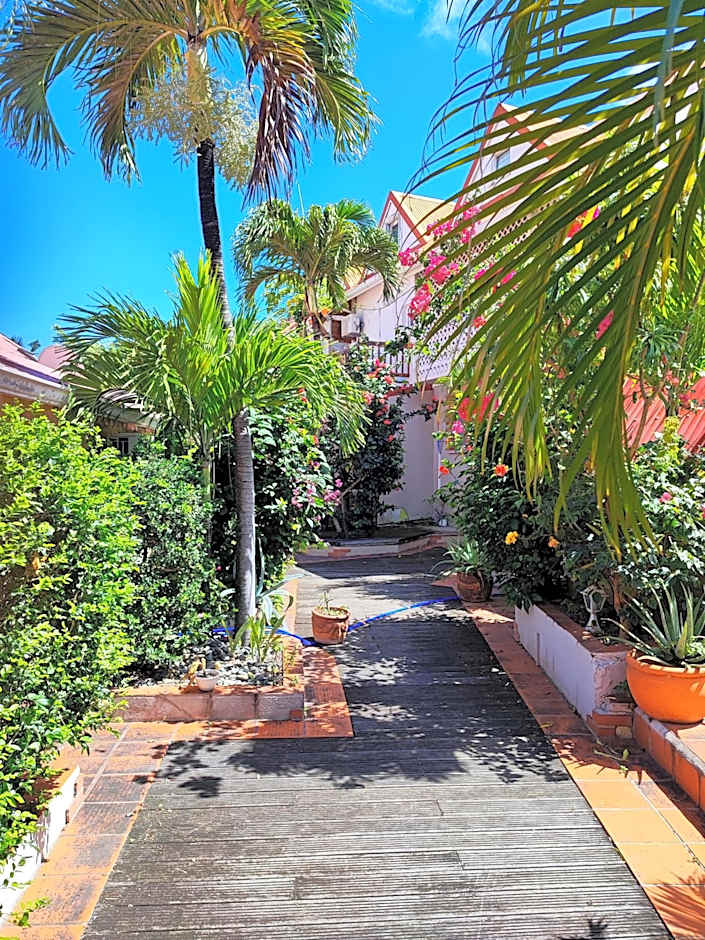 Appartement entier: chambre, cuisine + terrasse au calme sur jardin.