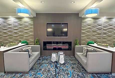 La Quinta Inn & Suites by Wyndham Maingate Fort Jackson