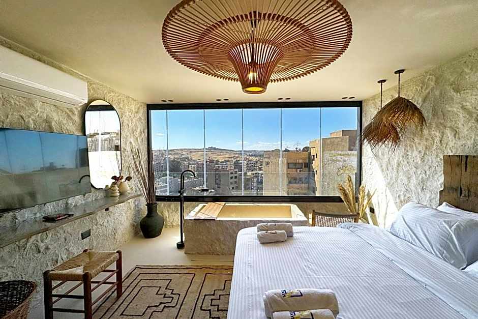 The 2 BDR Pyramids Vista w Bathtub