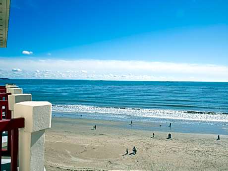 Junior Suite facing the sea with 1 double bed or twin beds