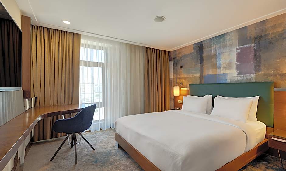 Photo 1 of 3 of 1 King Bed Guestroom, City View