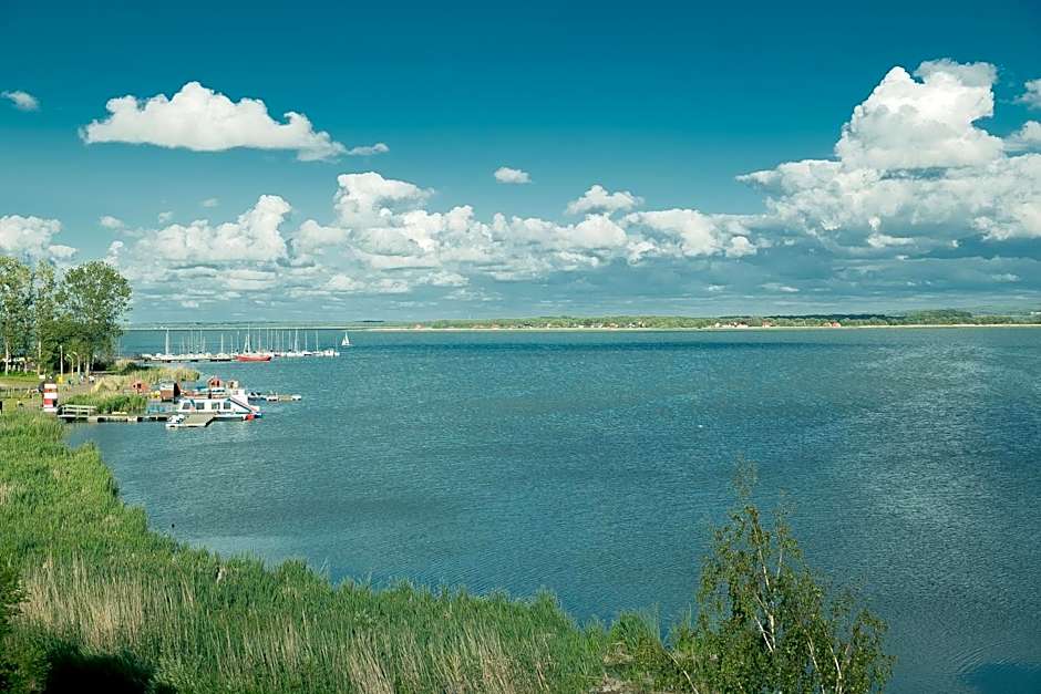 Marina Mielno z widokiem na jezioro