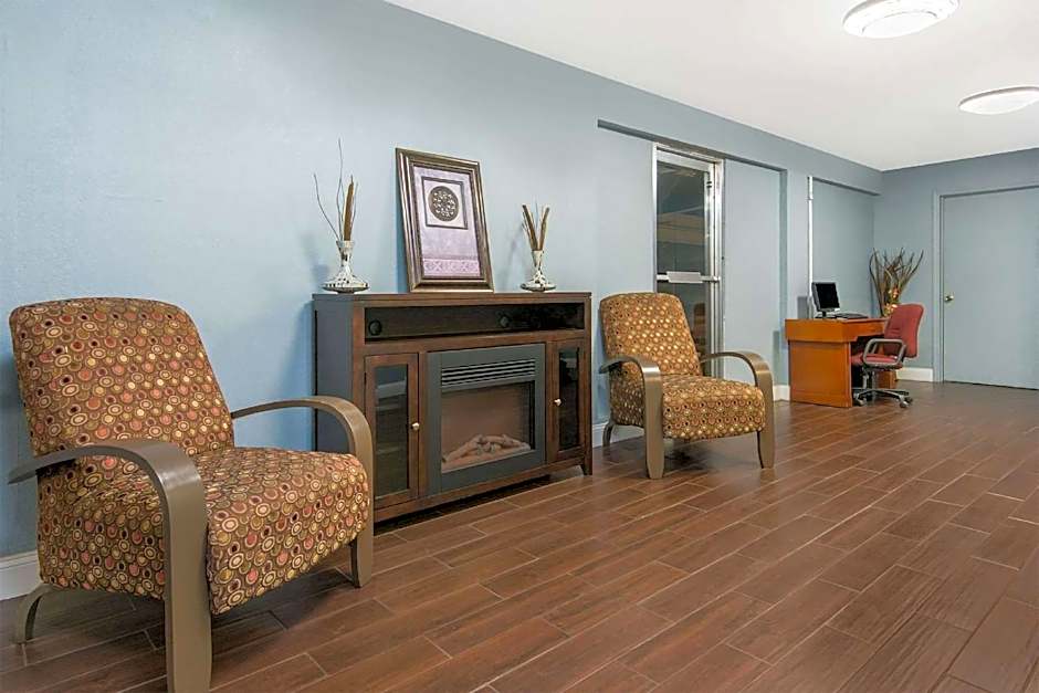 Blue Way Inn & Suites Wichita East