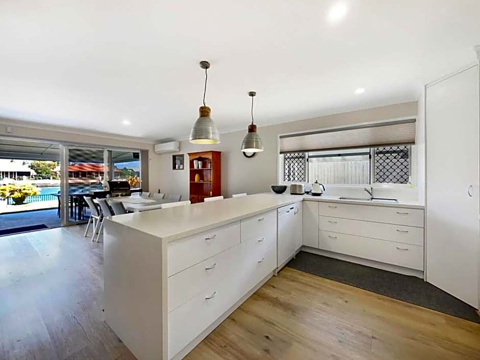 Spacious Holiday Unit on Canal at Banksia Beach