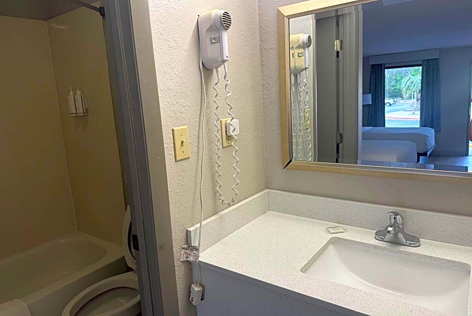 Days Inn by Wyndham Lake City I-10