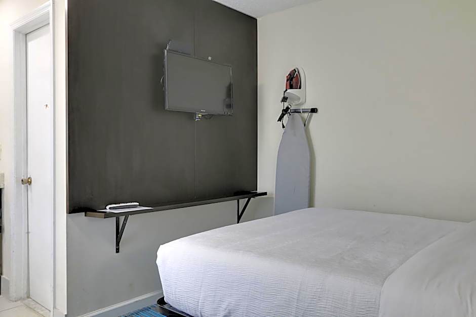 Travelodge by Wyndham Calhoun South I-75