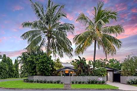 Sweet Creek Cottage, Palm Cove, 200m to Beach, Heated Pool, Pets