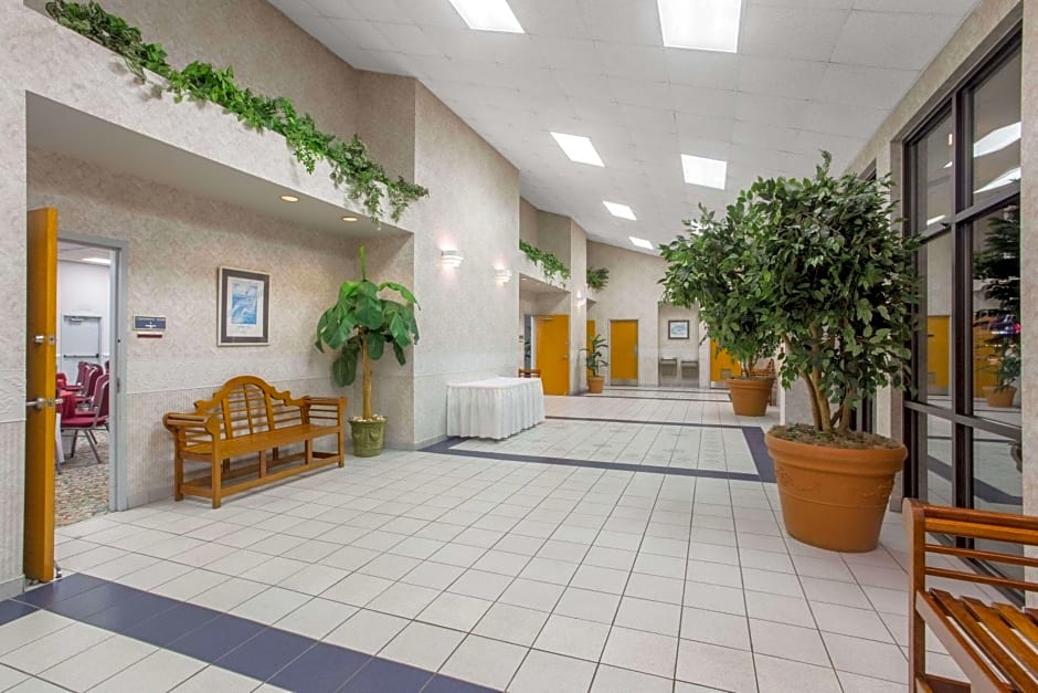 Days Inn & Suites by Wyndham Navarre Conference Center