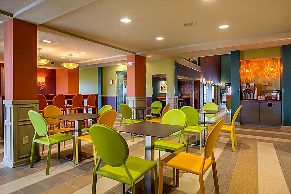 Clarion Inn & Suites Evansville Eastland Area