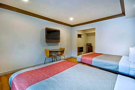 Deluxe Quadruple Room - Non-Smoking