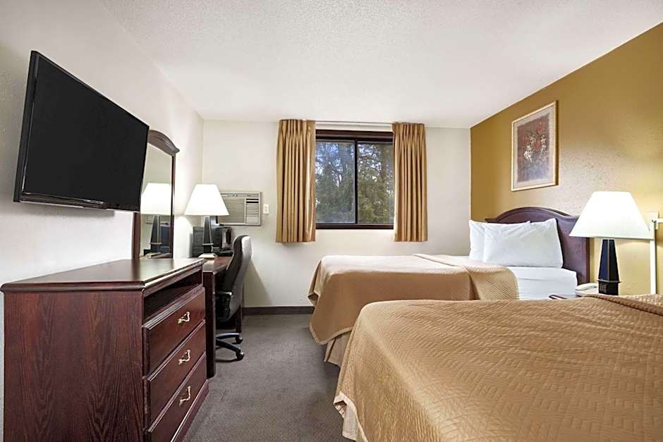 Travelodge by Wyndham La Porte/Michigan City Area