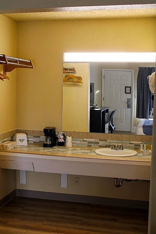 Days Inn by Wyndham Bend