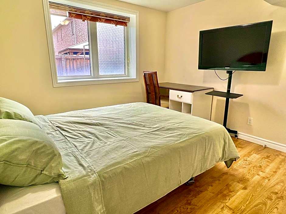 Cozy Home in Richmond Hill with Free Parking