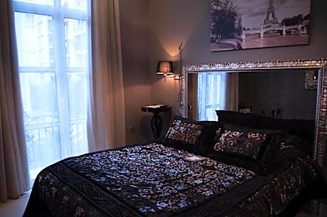 Standard Double Room with Atrium View